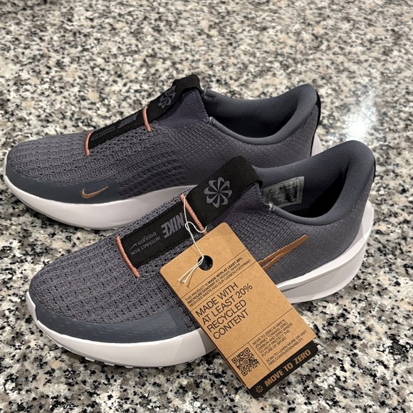 NWT Nike Interact Run Easy On Athletic Shoes -Size 6 - Picture 1 of 7